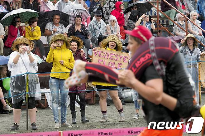 2019 핀란드 아내업고 달리기 대회 관중들이 출전 커플들에게 응원을 보내고 있다. © 로이터=뉴스1