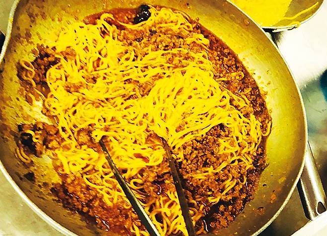 내가 인턴으로 일하는 레스토랑 셰프가 만든 라구소스 타야린.