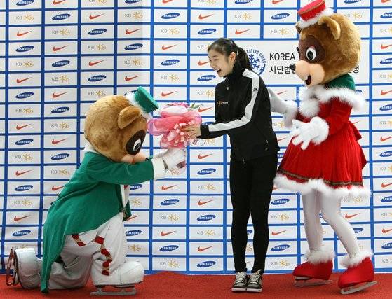 김연아 선수가 2007년 11월15일 ISU 피겨 그랑그리 우승 후 롯데월드 아이스링크를 찾았다. 고등학교 때까지 전용 링크가 없어 롯데월드 아이스링크를 빌려 훈련할 때가 많았다. [중앙포토]