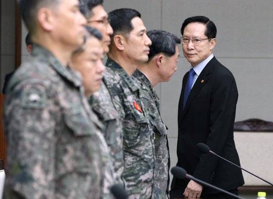 송영무 전 국방부장관(오른쪽)이 지난해 7월 국방부에서 열린 공직기강 점검회의에 참석하고 있다. 당시 송 전 장관은 해군 장성의 성폭행 미수 사건과 관련해 ’군 내 잘못된 성 인식을 완전히 바로잡겠다“고 말했다. [뉴스1]