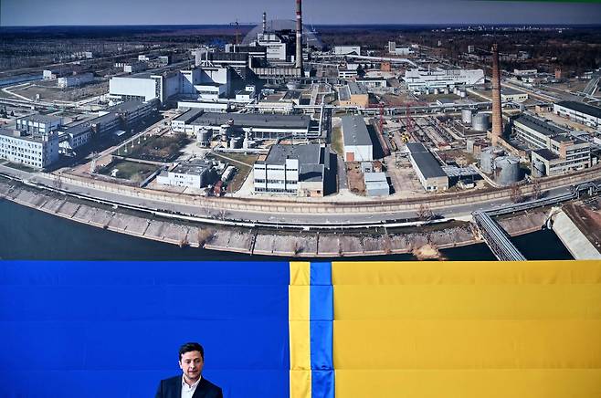 볼로디미르 젤렌스키 우크라이나 대통령은 10일(현지시간) 체르노빌에서 열린 추가 방호 덮개 가동식에 참석했다. [AFP=연합뉴스]