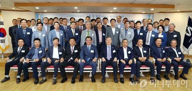 김연태 회장(앞줄 왼쪽에서 5번째)과 각 지역을 대표해 위촉된 한국건설기술인협회의 지역정책자문위원들이 위촉식 후 기념촬영을 하고 있다. /사진=한국건설기술인협회