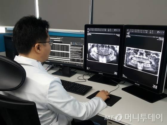 메디파트너치과 영상센터에서 원격판독하는 모습 /사진제공=메디파트너치과