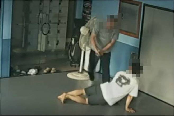 체육관에서 훈련 중 A감독에게 몽둥이로 20여 대를 맞은 이 선수는 폭행당한 이후 운동을 그만두고 군에 입대했다. 사진=제보자 영상 캡처