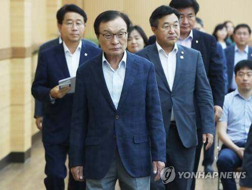 현장 최고위 참석하는 이해찬 대표 (화성=연합뉴스) 홍기원 기자 = 더불어민주당 이해찬 대표가 12일 오전 경기도 화성시 동진쎄미켐에서 열린 대한민국 반도체 산업 글로벌 경쟁력 강화를 위한 현장 최고위원회의에 참석하고 있다. 2019.7.12 xanadu@yna.co.kr