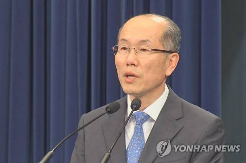 '일본 수출규제' 조치 관련 청와대 브리핑 (서울=연합뉴스) 국가안전보장회의(NSC) 사무처장인 청와대 김유근 국가안보실 1차장이 12일 오후 춘추관에서 일본 수출규제 조치 관련 브리핑을 하고 있다. 2019.7.12       [연합뉴스TV 제공. 재판매 및 DB 금지] photo@yna.co.kr