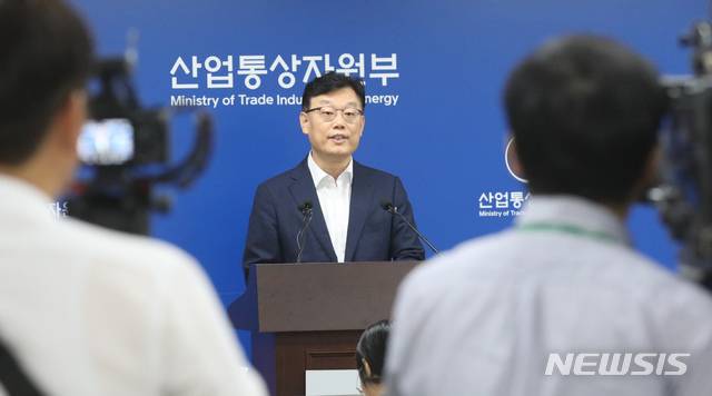 【세종=뉴시스】강종민 기자 = 박태성 산업통상자원부 무역투자실장이 11일 오전 정부세종청사에서 일본측이 제기한 일본산 불화수소의 북한 유출 의혹에 대해 우리나라는 수출입 통관, 전략물자 수출허가 및 관련업계 조사를 통해 일본산 불화수소가 북한을 포함한 UN 안보리 결의 제재 대상국으로 유출된 어떤 증거도 발견되지 않았다고 밝히고 있다. 2019.07.11.  ppkjm@newsis.com