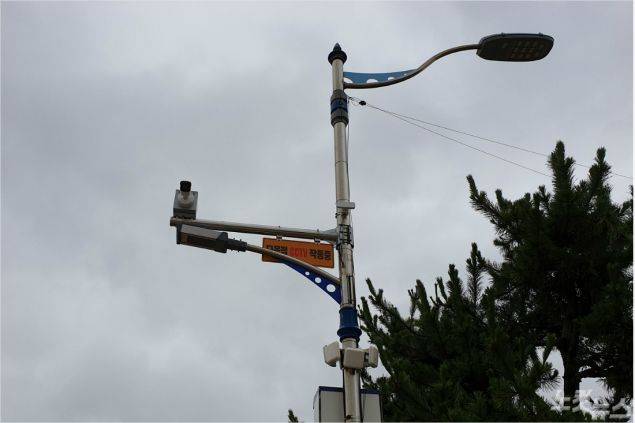 동해 망상해수욕장 가로등에 설치된 'AI(인공지능) 기반 플랫폼 기반의 지능형 CCTV'. (사진=전영래 기자)