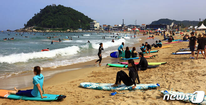 14일 강원 양양군 죽도해변에서 서퍼들이 서핑을 즐기고 있다. © News1 홍성우 기자