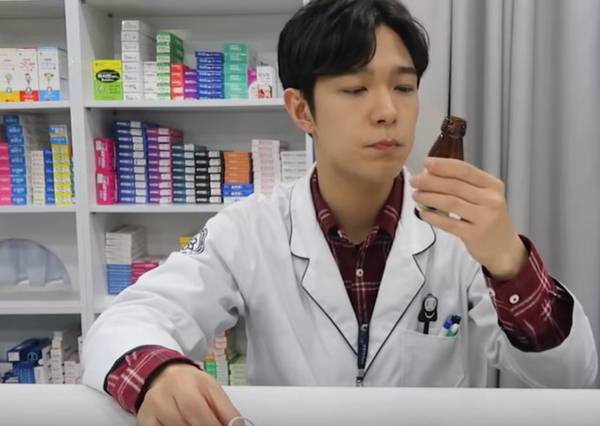 약사 유튜버 `약쿠르트`가 1인 방송 중 소화제에 대해 설명하고 있다. [사진 = 유튜브 캡처]