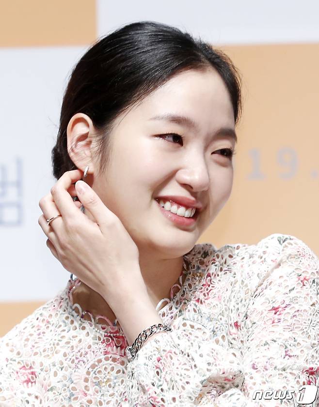 배우 김고은이 15일 오전 서울 강남구 압구정CGV에서 영화 '유열의 음악앨범' 제작보고회에 참석해 감독님 칭찬에 눈물을 흘리고 있다.   2019.7.15/뉴스1 © News1 권현진 기자