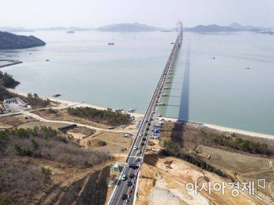 신안군 압해읍 송공리와 암태면 신석리를 잇는 해상 연결 구간만 7.2㎞의 천사대교