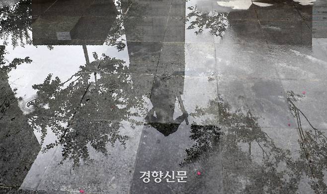 물에 비친 이순신 동상과 나무와 건물들. /강윤중 기자