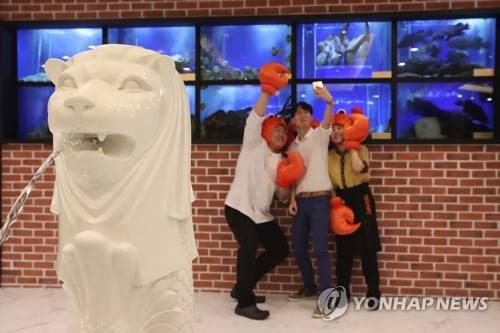 싱가포르 '칠리 크랩' 한국에서 맛보세요 (서울=연합뉴스) 강민지 기자 = 15일 오전 서울 강남구 점보씨푸드 도곡점에서 열린 '점보씨푸드 국내 론칭 기자간담회'에서 참석자가 직원들과 기념촬영을 하고 있다. 2019.7.15 mjkang@yna.co.kr