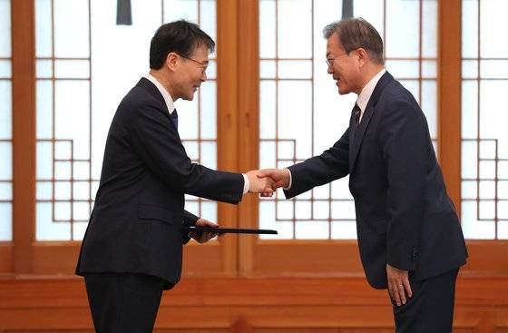 문재인 대통령이 장하성 전 정책실장에게 주중 대사 신임장을 수여하고 있다. [청와대사진기자단]