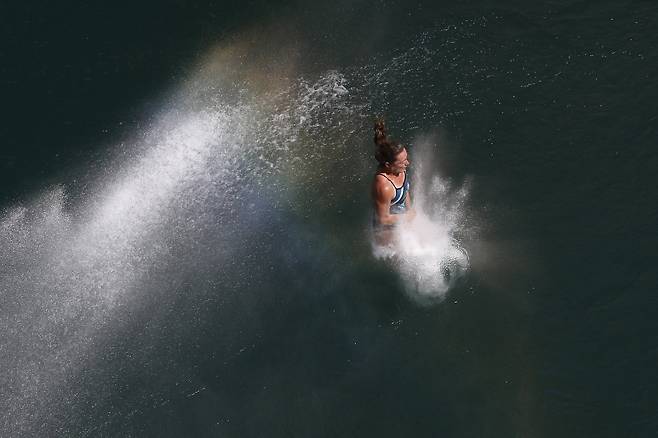 지난해 보스니아 모스타르에서 열린 대회에 참가한 미국의 진저 허버가 물보라가 거의 발생하지 않는 성공적인 다이빙을 선보이고 있다. [AP=연합뉴스]