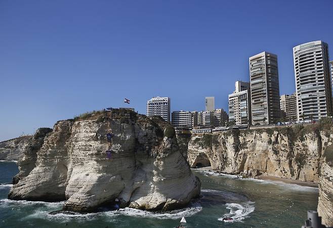 '레드불 클리프 다이빙 월드시리즈'는 전 세계 절경들을 배경으로 대회가 열린다. 14일(현지시간) 대회가 열린 레바논 베이루트 라우체. [AP=연합뉴스]