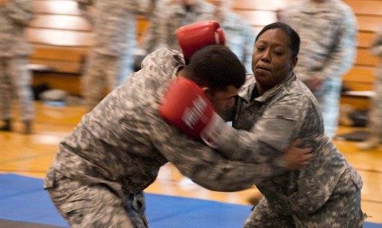 개인 전투술(Combatives) 훈련을 하고 있는 미 육군. 보호장구로 글러브를 꼈다. [사진 미 육군]