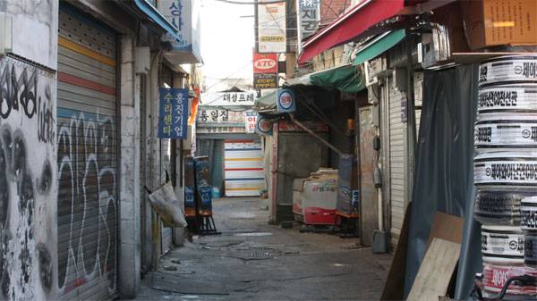 세운재정비촉진지구의 좁은 골목에 위치한 가게들의 문이 닫혀 있다. [매경DB]