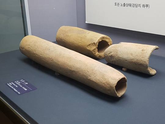 전북 익산시 왕궁리 유적 출토 백제 토관. 왕궁리 유적 전시관.