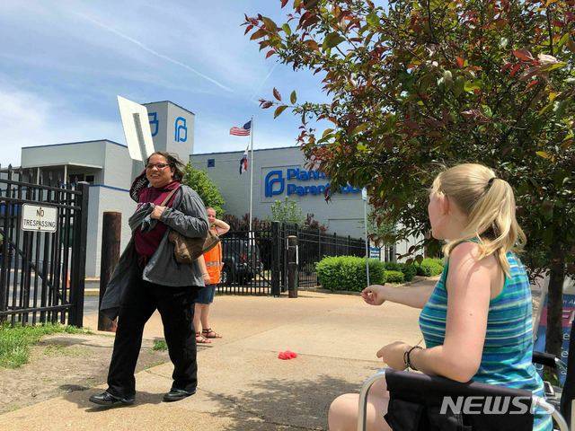 【세인트루이스=AP/뉴시스】미국 미주리주가 주내 유일한 낙태(임신중단) 시술 제공 병원인 가족계획클리닉을 상대로 임신중단 면허 갱신을 거부하고 있다는 보도가 28일(현지시간) 나왔다. 사진은 지난 17일 촬영된 가족계획클리닉 모습. 2019.05.29.