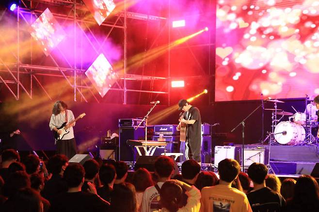 광주정보문화산업진흥원은 지난 13~14일 이틀간 5·18민주광장 및 광주음악산업진흥센터 피크뮤직홀에서 7000여명의 관람객이 찾은 가운데 2019광주사운드파크페스티벌을 성황리에 개최했다.