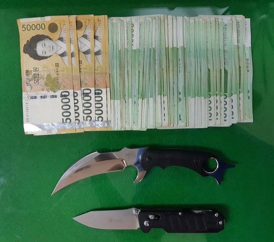 러시아 범죄조직원으로부터 압수한 흉기와 현금. [사진 경찰청]