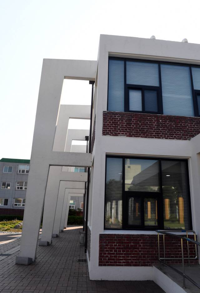 과감하게 밖으로 끄집어낸 기둥이 마치 거미 다리를 연상시킨다./이호재기자