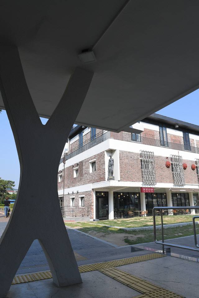 곳곳에서 유유산업의 ‘y’를 본딴 형상을 찾아볼 수 있다./이호재기자