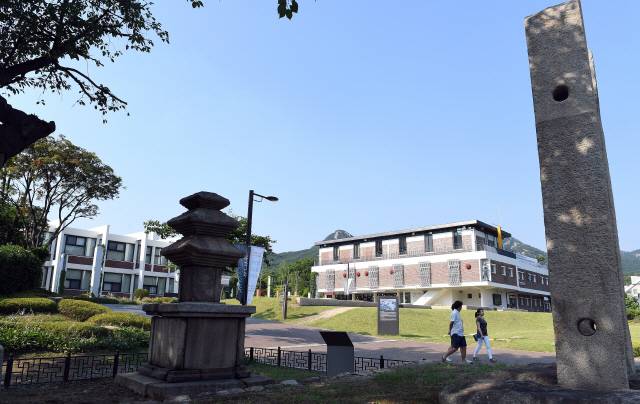 공사 중 출토된 안양사 명문 기와를 보관한 안양사지관. 그리고 안양박물관과 같은 공간을 공유하고 있어 함께 둘러볼 수 있다./이호재기자