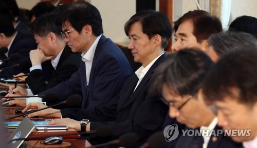 국무회의 참석한 조국 민정수석 (서울=연합뉴스) 한상균 기자 = 조국 민정수석이 지난 2일 오전 청와대에서 열린 국무회의에 참석하고 있다.[연합뉴스 자료사진]