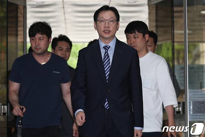 김경수 경남도지사가 18일 오후 서울 서초동서울고등법원에서 열린 컴퓨터등장애업무방해 등 공판에 출석하고 있다. 2019.7.18/뉴스1 © News1 성동훈 기자