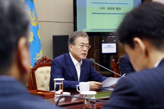 문재인 대통령이 15일 오후 청와대에서 열린 수석보좌관 회의에서 발언하고 있다. [이미지출처=연합뉴스]