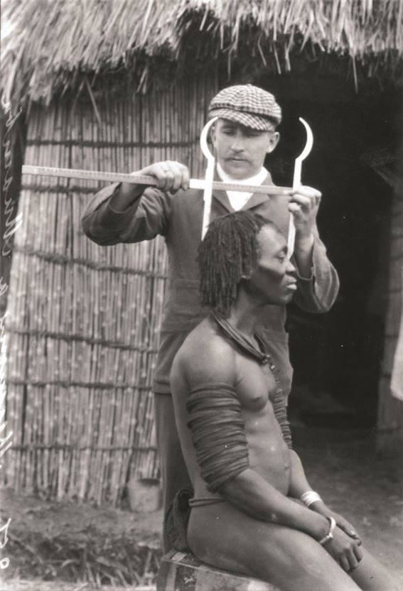 1900년경 아프리카 우간다에서 촬영된 사진이다. 유럽인이 무암바족으로 알려진 아프리카 흑인의 머리 크기를 측정 도구로 재고 있다. 돌베개 제공