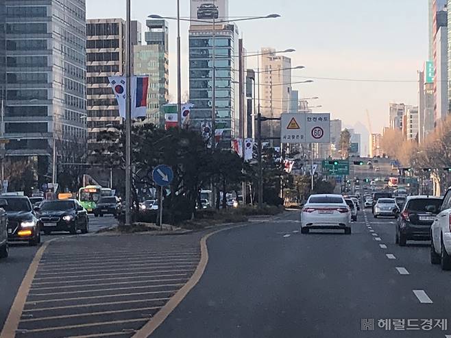 강남 영동대로 중앙분리대에 걸려있는 세계 국기들. [강남구 제공]