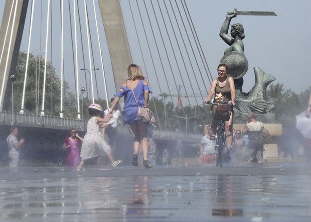 지난 6월 30일 폴란드 바르샤바를 덮친 열파로 더위에 지친 사람들/사진=AP 연합뉴스