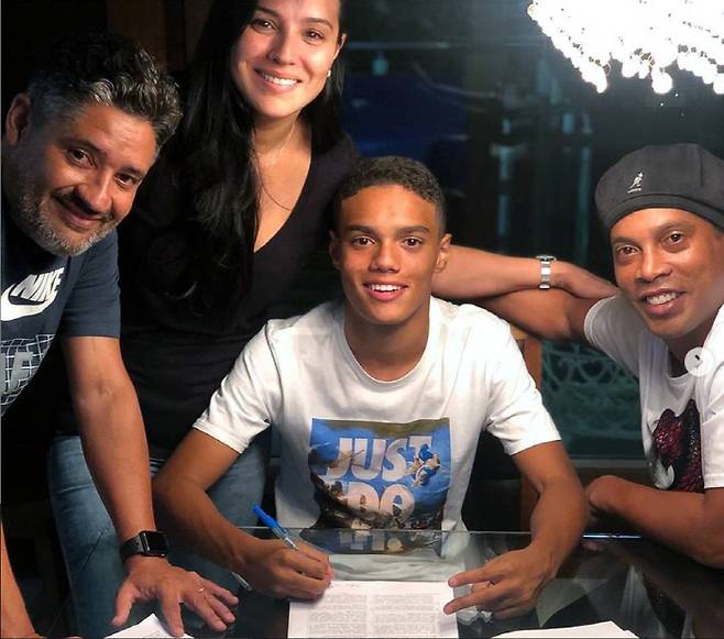 호나우지뉴의 아들 주앙 멘데스가 지난 5월 나이키와 후원 계약에 서명하고 있다.호나우지뉴 인스타그램 캡처