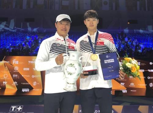 유상주 대표팀 감독과 오상욱 [대한펜싱협회 제공]