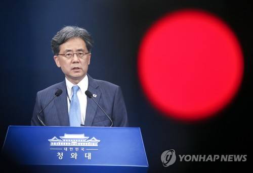 김현종, "'한국이 국제법 위반' 일본주장 잘못…오히려 위반주체는 일본" (서울=연합뉴스) 배재만 기자 = 김현종 국가안보실 2차장이 19일 오후 청와대 춘추관 브리핑룸에서 일본의 대(對)한국 수출규제 조치와 관련, "우리가 국제법을 위반한다는 일본 측의 계속된 주장은 잘못된 것"이라며 "우리 대법원은 1965년 한일 청구권 협정이 강제 징용자들에 대한 반인도적 범죄 및 인권침해를 포함하지 않았다고 판결했고, 민주국가로서 한국은 이런 판결을 무시도 폐기도 못 한다"고 밝히고 있다. 2019.7.19 scoop@yna.co.kr