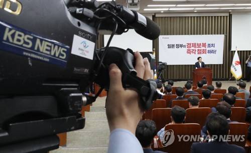 자유한국당 의원총회 취재하는 KBS (서울=연합뉴스) 이진욱 기자 = 19일 오후 국회에서 열린 자유한국당 의원총회에서 KBS가 취재를 하고 있다. 이날 나경원 원내대표는 의원총회를 마친 뒤 KBS 본관 앞에서 'KBS 선거개입 규탄 기자회견'을 할 예정이다. 2019.7.19 cityboy@yna.co.kr