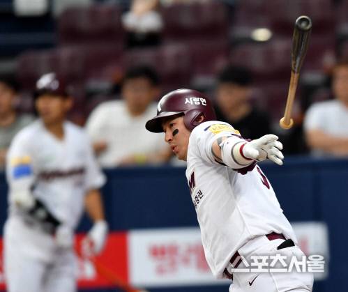 키움 4번타자 박병호가  2019프로야구 키움히어로즈와 삼성라이온즈의 경기 1회말 1사 1,2루에서 1타점 안타를 터트리고 있다. 2019.07.17.고척 | 강영조기자kanjo@sportsseoul.com