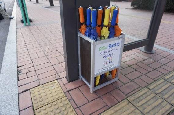 도봉구 관내 버스정류장에 비치됐던 '공유우산' / 사진=도봉구청