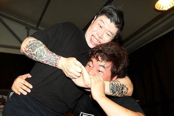 연습은 실전처럼 진행된다. 김남석 선수가 '헤드록'기술을 선보이고 있다. 장진영 기자