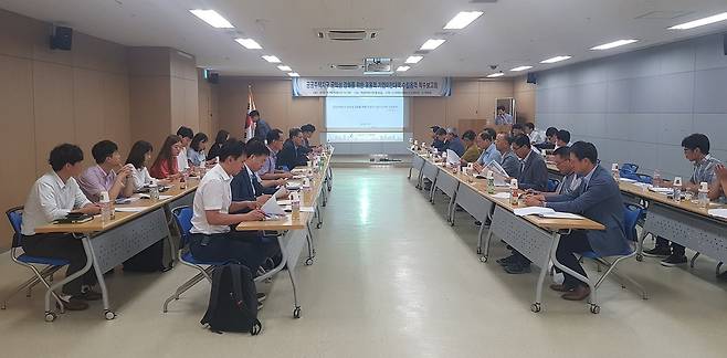 한국토지주택공사(LH)는 18~19일 이틀간 하남 벤처센터 및 LH서울지역본부에서 ‘공공주택지구 공익성 강화를 위한 포용적 기업이전대책 수립용역’ 착수보고회를 개최했다.사진은 보고회 전경/ LH 제공© 뉴스1