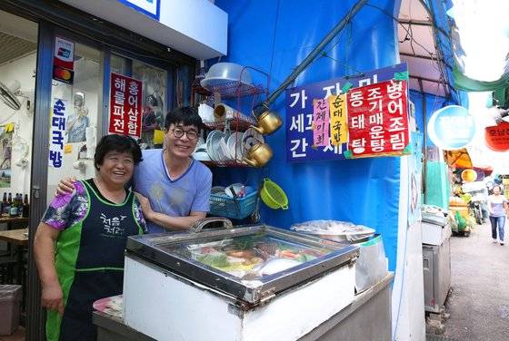 인현시장 ‘안동집’ 임재임 대표와 박찬일. 안동집은 이른바 ‘팔도 안주’를 두루 갖추고 있다. 순대도 있고, 병어조림도 있고, 문어숙회도 있고, 홍어삼합도 있고, 배추적(배추전)도 있다. 손민호 기자