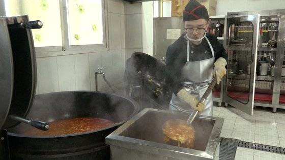 김연수 이병이 저녁 식사에 올라갈 순두부찌개를 대형 솥에서 끓인 뒤 국 보온 운반차에 옮겨 담고 있다. 김 이병은 ’안 남기고 잘 먹어줬으면 좋겠다“고 말했다. [영상캡처 = 강대석 기자]