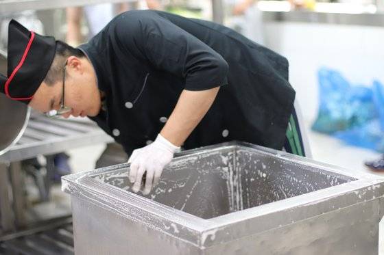 조리와 배식은 끝나도 남은 업무가 많다. 각종 조리 도구 설거지와 소독 등 정리 업무를 마쳐야 한다. 정성훈 이병이 국 보온 운반차를 설거지하고 있다. [사진 박용한]