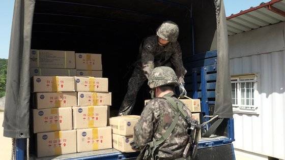 전투준비태세가 발령되자 생활관으로 뛰어가 완전 군장을 갖춘 뒤 다시 취사장으로 돌아왔다. 1시간 30분 안에 물자적재를 마쳐야 한다. 군장을 갖추고 오는 동안에도 시계는 움직였다. 마음이 급했지만 40㎏ 쌀가미는 무거웠다. [영상캡처 = 강대석 기자]