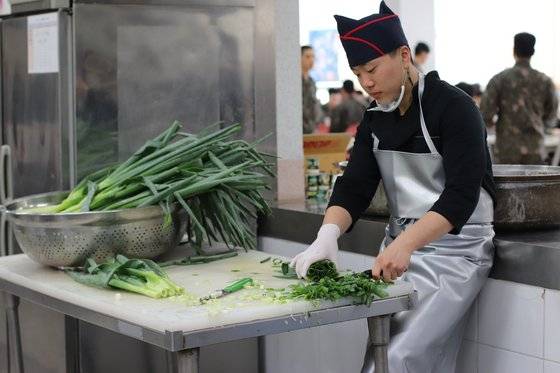 전역을 25일 앞둔 이현영 병장은 겉으론 여유로운 모습이지만 매우 빠르게 움직였다. 고충을 말하는 후임병 말을 잘 듣고 다독이면서 웃는 얼굴로 부드러운 리더십을 보여줬다. [사진 박용한]