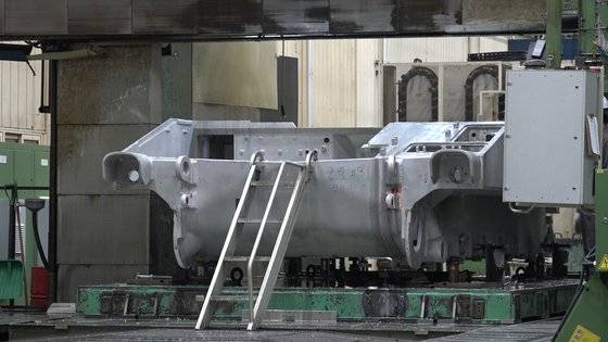 레이저 로봇이 전체 용접 공정 중 70%를 처리한다. 알루미늄 구조는 사람이 직접 손으로 작업하는 ‘수작업’ 공법으로 제작된다. [영상캡처=강대석 기자]